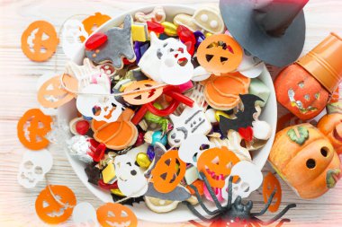 Cadılar Bayramı Jack o Fener şeker kasesi içinde şeker ve cadılar bayramı kurabiyeleri Hediye kartı