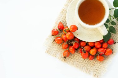 Köpek gülü, bir demet Rosehips, Rosa canina kalçası ve bitkisel çay - şifalı bitkiler bileşimi