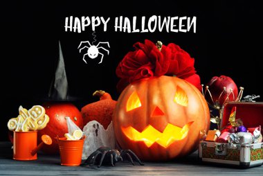 Cadılar Bayramı Jack o Lantern balkabağı sisli bir arka planda. Mumların, örümceklerin, cadılar bayramı şakalarının ya da süslemelerinin etrafında