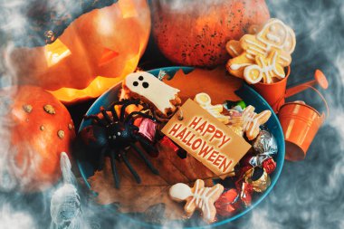 Cadılar Bayramı Jack o Fener şeker kasesi içinde şeker ve cadılar bayramı kurabiyeleri Hediye kartı