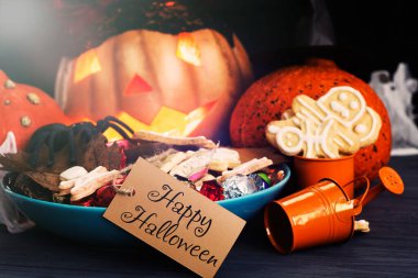 Cadılar Bayramı Jack o Lantern balkabağı sisli bir arka planda. Mumların, örümceklerin, cadılar bayramı şakalarının ya da süslemelerinin etrafında