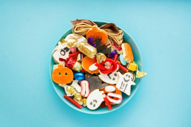 Cadılar Bayramı Jack o Fener şeker kasesi içinde şeker ve cadılar bayramı kurabiyeleri Hediye kartı