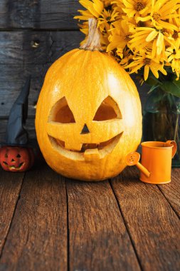 Cadılar Bayramı Jack o Lantern balkabağı sisli bir arka planda. Mumların, örümceklerin, cadılar bayramı şakalarının ya da süslemelerinin etrafında