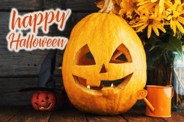 Cadılar Bayramı Jack o Lantern balkabağı sisli bir arka planda. Mumların, örümceklerin, cadılar bayramı şakalarının ya da süslemelerinin etrafında