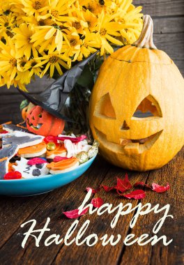 Cadılar Bayramı Jack o Lantern balkabağı sisli bir arka planda. Mumların, örümceklerin, cadılar bayramı şakalarının ya da süslemelerinin etrafında