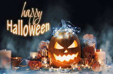 Cadılar Bayramı Jack o Lantern balkabağı sisli bir arka planda. Mumların, örümceklerin, cadılar bayramı şakalarının ya da süslemelerinin etrafında