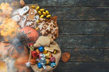 Cadılar Bayramı Jack o Fener şeker kasesi içinde şeker ve cadılar bayramı kurabiyeleri Hediye kartı