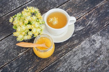 Kireç çiçekleri, bitkisel ilaçlar, bal ve limonlu bir fincan sağlıklı çay. alternatif ya da tamamlayıcı tıp, geleneksel tıp.