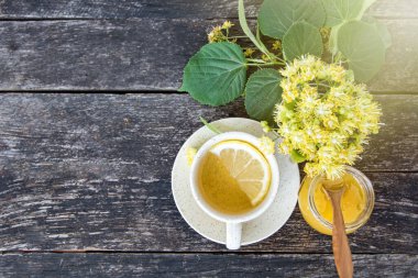 Kireç çiçekleri, bitkisel ilaçlar, bal ve limonlu bir fincan sağlıklı çay. alternatif ya da tamamlayıcı tıp, geleneksel tıp.