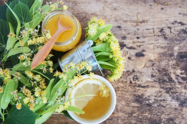 Kireç çiçekleri, bitkisel ilaçlar, bal ve limonlu bir fincan sağlıklı çay. alternatif ya da tamamlayıcı tıp, geleneksel tıp.