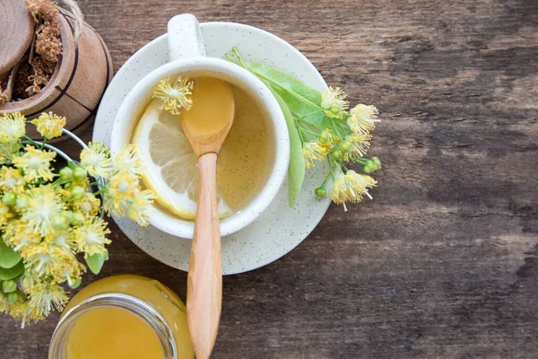 Lindenblüten Kräutermedizin Tasse Gesunden Tee Mit Honig Und Zitrone Alternative — Stockfoto