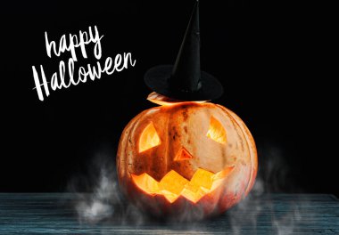 Cadılar Bayramı Jack o Lantern balkabağı sisli bir arka planda. Mumların, örümceklerin, cadılar bayramı şakalarının ya da süslemelerinin etrafında