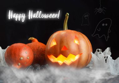 Cadılar Bayramı Jack o Lantern balkabağı sisli bir arka planda. Mumların, örümceklerin, cadılar bayramı şakalarının ya da süslemelerinin etrafında