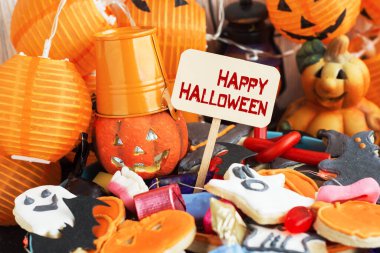 Cadılar Bayramı Jack o Fener kabağı ve cadı şapkası, arka planda yarasalardan ve kafatasından bir çelenk