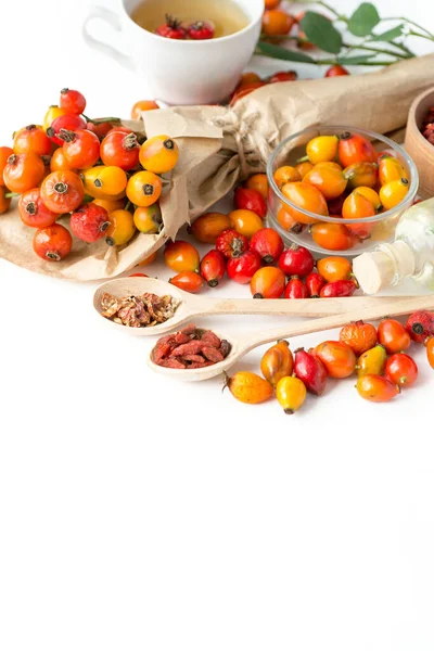 Hagebutten Sanddorn Und Goji Beeren Viburnum Zweig Heilpflanzen Und Kräuterzusammensetzung — Stockfoto