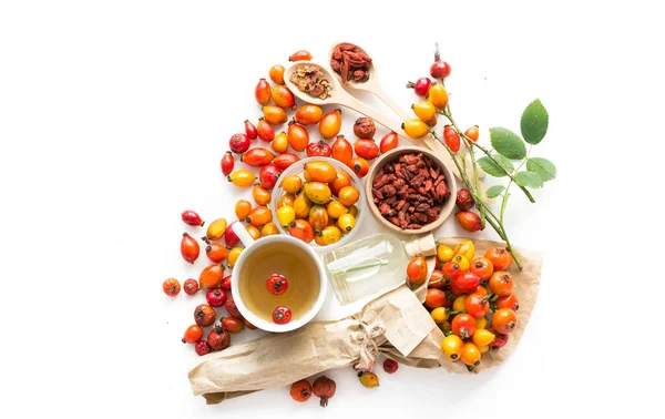 Hagebutten Sanddorn Und Goji Beeren Viburnum Zweig Heilpflanzen Und Kräuterzusammensetzung — Stockfoto