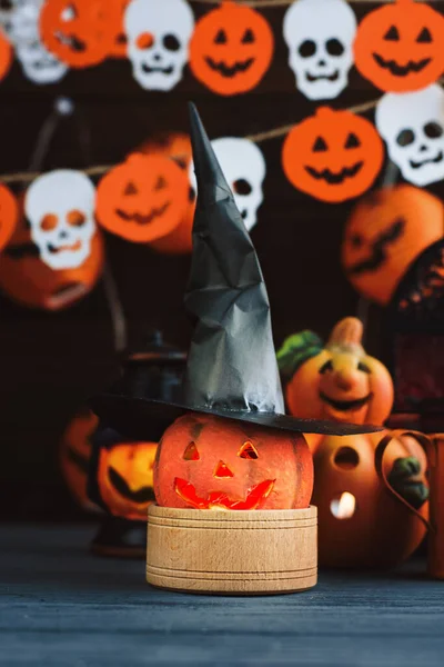 Halloween Jack Lámpás Tök Boszorkány Kalap Háttérben Egy Denevérkoszorú Egy — Stock Fotó