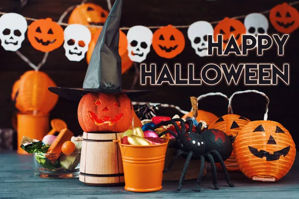 Cadılar Bayramı Jack o Fener kabağı ve cadı şapkası, arka planda yarasalardan ve kafatasından bir çelenk