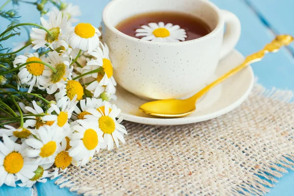 Tasse Pflanzlicher Kamillentee Und Margeritenblüten Auf Weißem Hintergrund Arzt Behandlung — Stockfoto