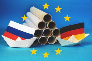 Kağıt tekne, gaz boruları ve Rusya bayrağı, Almanya ve Avrupa Birliği. Soyut Vizyon Nord Stream 2 Yaptırım Projesi