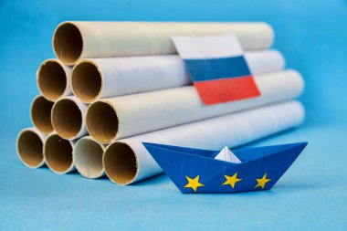 Kağıt tekne, gaz boruları ve Rusya bayrağı, Almanya ve Avrupa Birliği. Soyut Vizyon Nord Stream 2 Yaptırım Projesi