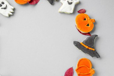 Cadılar Bayramı Jack o Lantern kurabiyeleri, balkabağı, hayalet, siyah kedi, cadı şapkası. Hile veya Tedavi arka planı