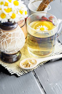 Bir fincan papatya çayı ve papatya çiçeği. doktor tedavisi ve bağışıklık sisteminin önlenmesi, tıp - halk, alternatif, tamamlayıcı, geleneksel tıp