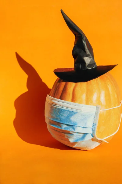 Tökfej Orvosi Arcmaszkkal Koncepció Őszi Ünnepek Halloween Hálaadás Napján Covid — Stock Fotó