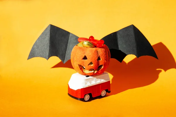 Jack Lantern Sütőtök Halloween Cukorka Édességet Tál Ogange Háttér Kemény — Stock Fotó