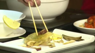 Çin restoranı deniz ürünleri ve çorba servis eder.. 