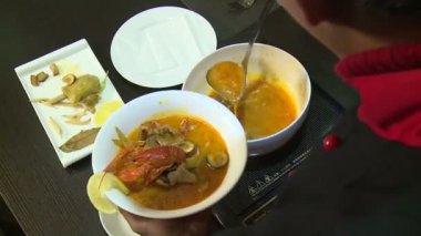 Çin restoranı deniz ürünleri ve çorba servis eder.. 
