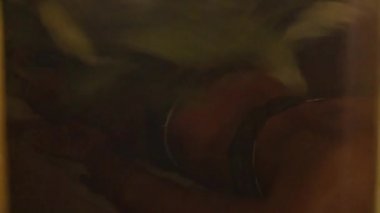 Saunadaki kızlar. Sauna için aksesuar takıyor. Özel yapraklarla yıkanmış..