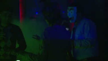 İnsanlar kulüpte müzikle dans ediyor. Saksafon çalmak ve dans etmek.