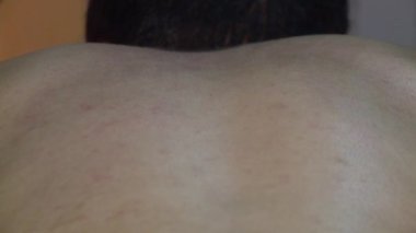 İki masaj terapisti özel masaj odalarında bir adama ve bir kadına masaj yapıyor..