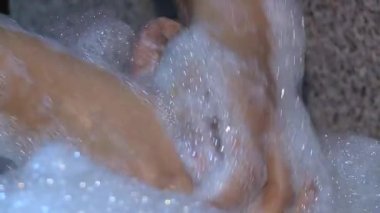 Masörler müşteriye masaj yapmak için özel köpük kullanırlar