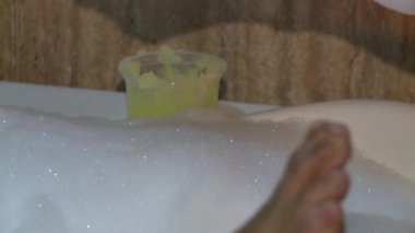 Masözler jakuzide kadınlara masaj yapar.