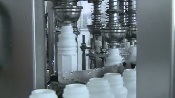 Modern Joghurt Palackozására Szolgáló Üzem Műanyag Palackokban — Stock videók