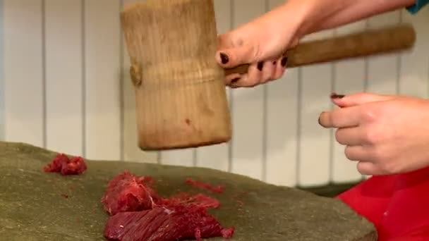 농장에서는 정육점 주인이 고기를 자르고 고기를 으깨서 고대와 새로운 방법으로 — 비디오