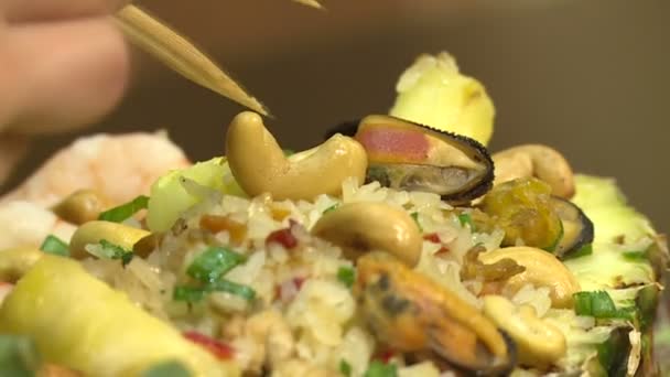 Het Chinese Restaurant Serveert Zeevruchten Soep — Stockvideo