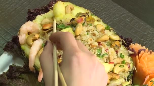 Het Chinese Restaurant Serveert Zeevruchten Soep — Stockvideo