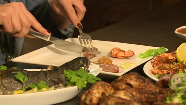 Restaurant Sert Des Saucisses Avec Poisson Des Spécialités Viande — Video