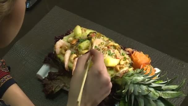 Китайском Ресторане Подают Морепродукты Суп — стоковое видео