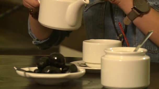お茶はレストランの白いガラスに注がれます — ストック動画