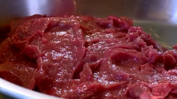 ミンチ肉を手動で調理します その後 沸騰した水の鍋に充填を入れます 肉は鍋で調理される 煮込んだ肉がテーブルの上で供される 熱いミンチ肉を切り バターを肉にかける — ストック動画