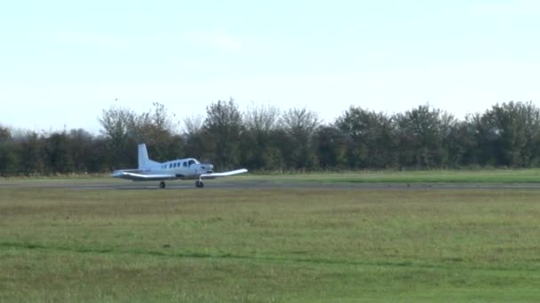 Приватні Літаки Злітають Прибувають Невеликий Аеропорт — стокове відео