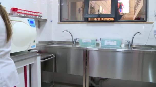 保健従事者は器具を梱包し消毒する — ストック動画
