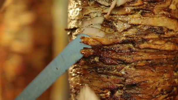 Cozinheiro Corta Carne Para Fazer Shawarma Giroscópios Kebab Doner Cozinhar — Vídeo de Stock