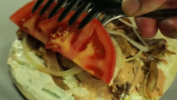 Cuoco Aggiunge Pomodori Shawarma — Video Stock