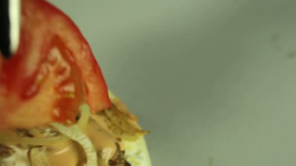 Der Koch Fügt Tomaten Shawarma Hinzu — Stockvideo