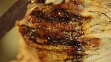 Bir aşçı et keser, shawarma, jiroskop, döner kebap yapmak için. Şişte et pişirmek